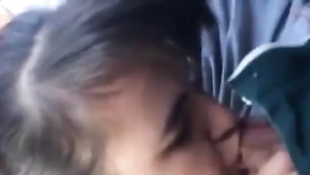 Esmer hatun, Tajik'in aletinin tadına bakıyor.