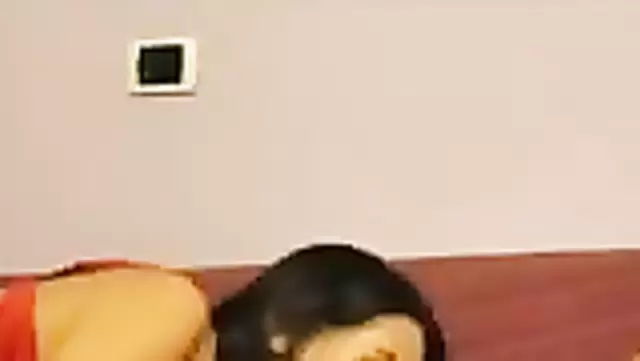 Güzel esmer, Tacik bir adama ağızla zevk veriyor.