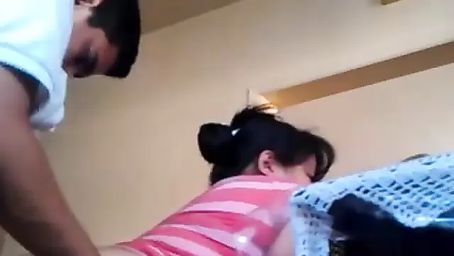 Bir adam, karısını olgun Tacik bir kadınla aldatıyor.
