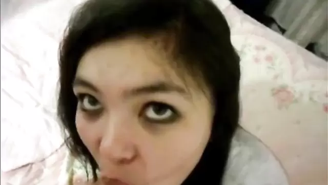 Kocaman gözlü Tacikistanlı hatun, arkadaşına güzel bir oral çekiyor.
