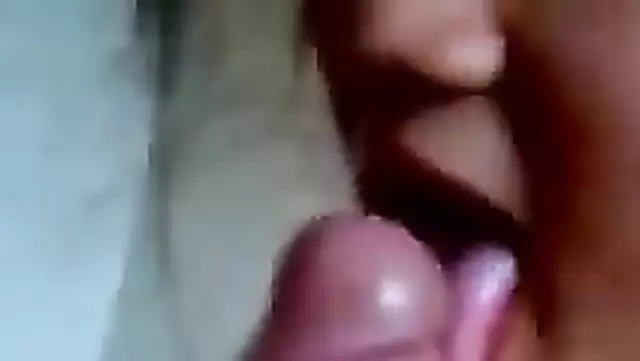 Tacik üniversiteli kız, arkadaşına ağızla zevk veriyor.