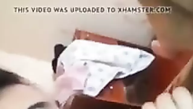 Tacik kız, işten sonra kocasına ağızla zevk veriyor.