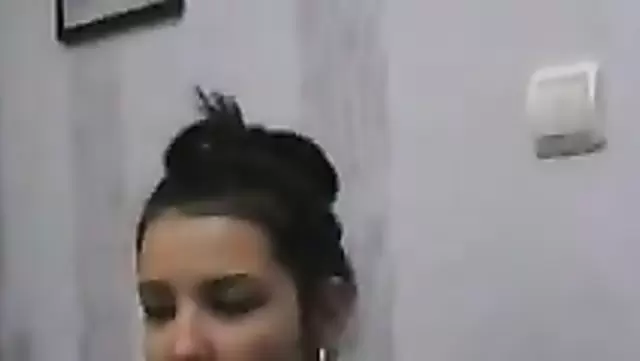 Esmer güzellik, Tacik herife götünü sergiliyor.