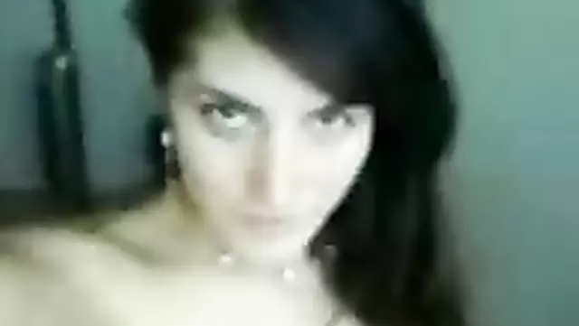Esmer güzel kamerada harika pozlar veriyor.