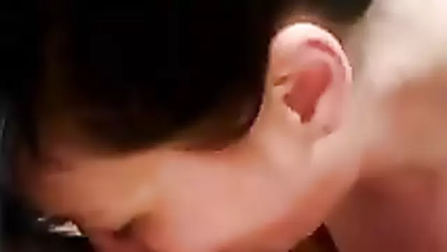 Olgun Tacikistanlı milf, komşusuna ağızla zevk veriyor.