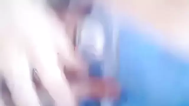 Tacik adam, karısıyla ev yapımı videosunu çekiyor.