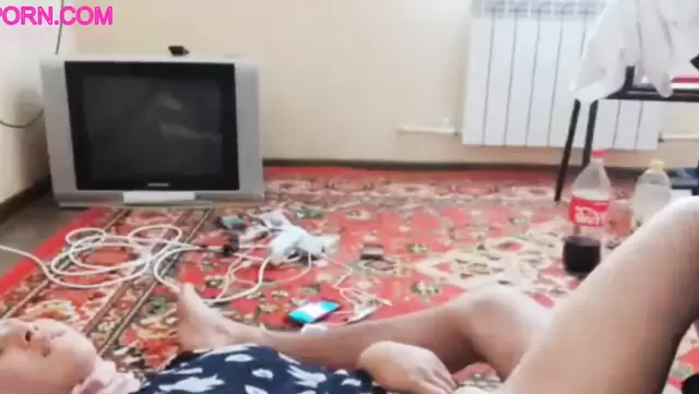 Genç Tacik kızla kıyafetli seks