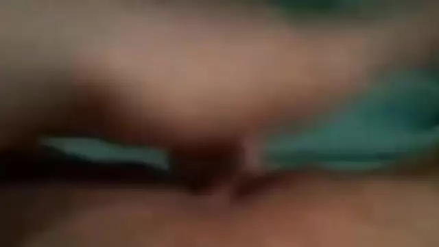 Tacik kızlar dar amlarını parmaklıyor.
