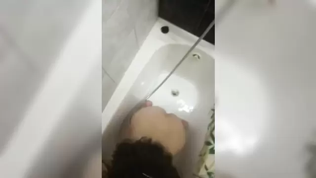 İnce yapılı esmer, Tacik bir adama ağızla zevk veriyor.