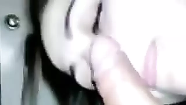 Tacik güzeli ağız işinde usta.